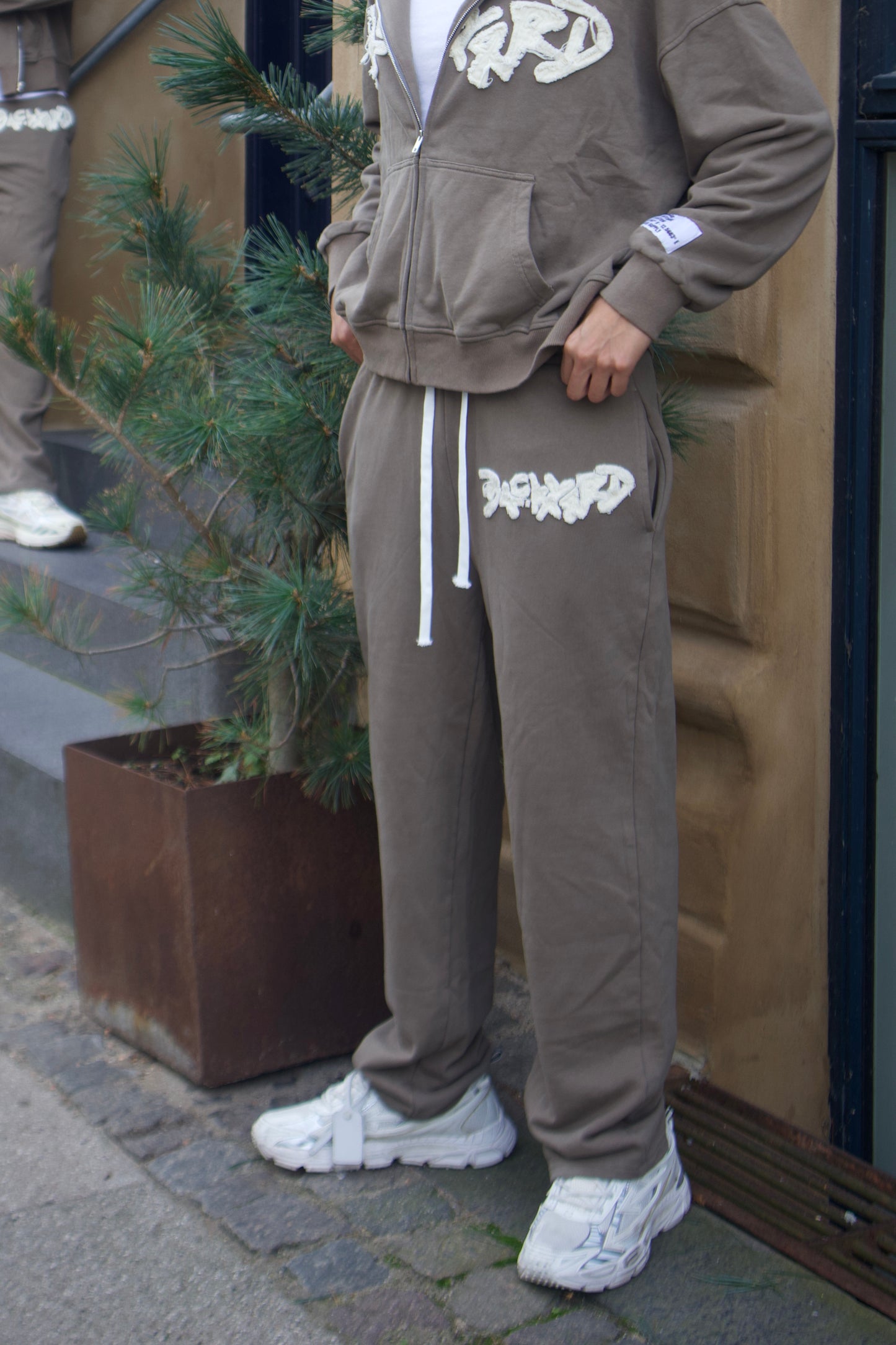 BROWN DISTRESSED SWEATPANTS