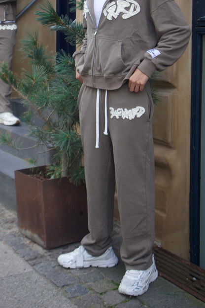 BROWN DISTRESSED SWEATPANTS